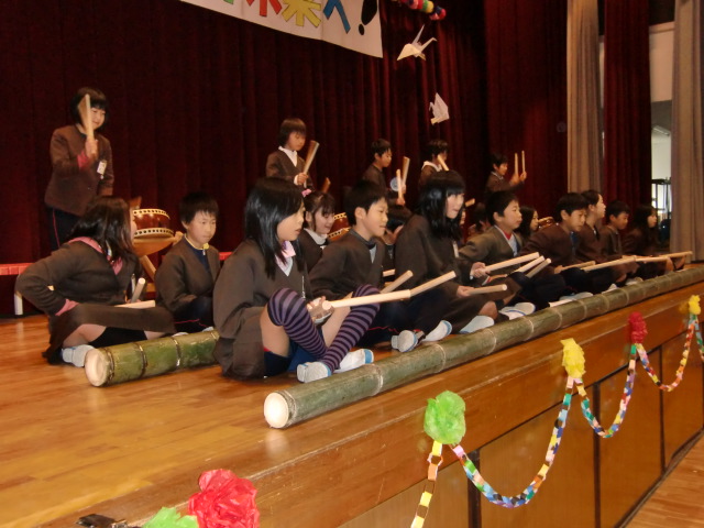 長い竹の楽器を太鼓とともに演奏する橋本小学校四年生