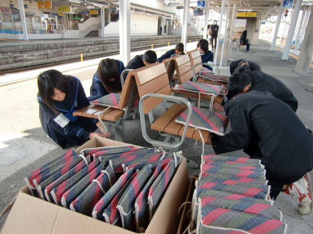 ＪＲ橋本駅に手縫い座布団を取り付ける橋本中の生徒たち