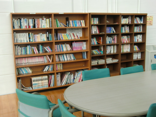 ５００冊の本が並ぶ橋本市民病院の図書館