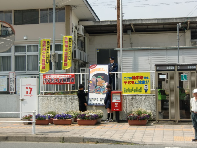 先輩が制作した看板を橋本駅前に取り付ける橋本中生徒たち