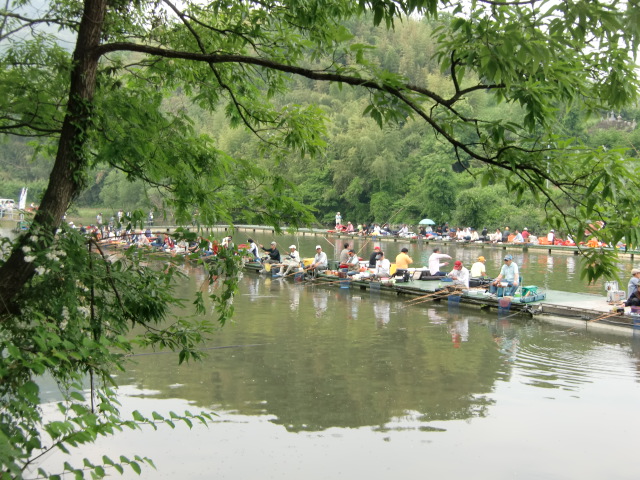 橋本市の隠谷池で開かれた「へらワンチャリティー釣り大会」