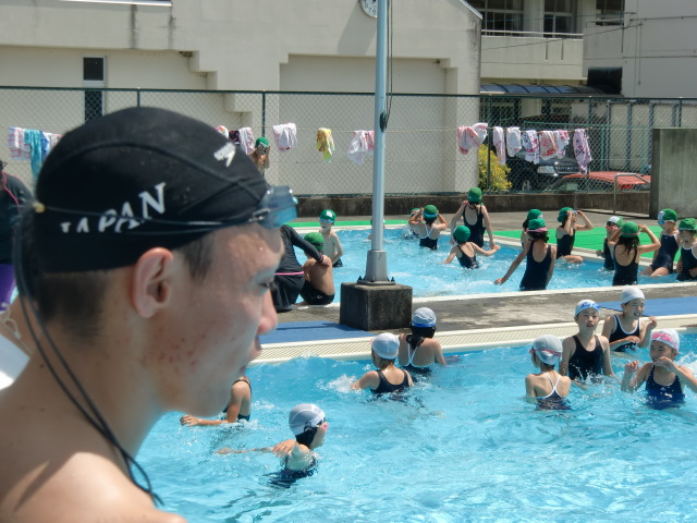 紀見小学校の後輩たちの泳ぎを見守る中村選手