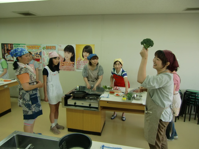 芳田さん(右)からおいしい弁当の簡単な作り方を学ぶ受講生ら