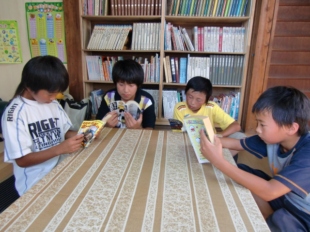 図書館でゆったりと読書を楽しむ子どもたち