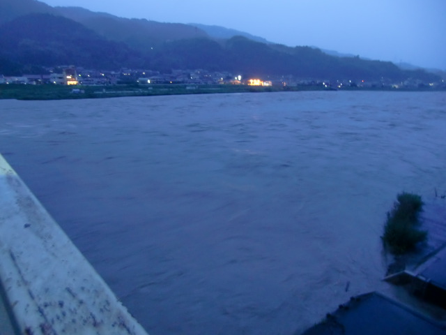 大滝ダム放流で増水し濁流が渦巻く橋本橋上流の紀ノ川