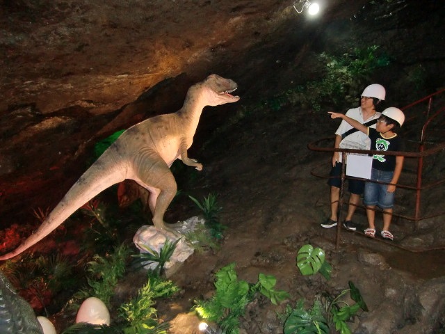 洞窟内で恐竜に遭遇し大喜びの子供たち