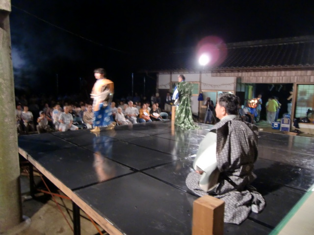 葛城神社で上演された橋本狂言会の狂言「口真似」の一場面
