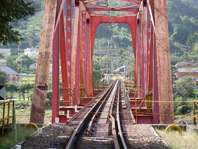 ぐにゃりと曲がった南海高野線紀ノ川鉄橋のレール