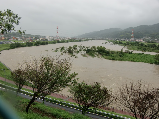 水位が次第にひくくなっている橋本高野橋付近の紀ノ川