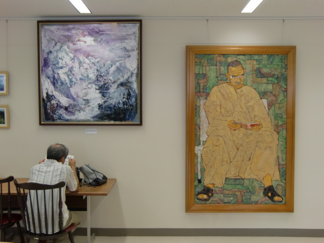 橋本市図書館の壁に飾られる山内さんの日本画「エジプト」