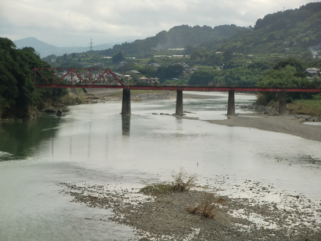 水位が低下した紀ノ川と向こうにみえるのが高野線・鉄橋（下流から撮影）