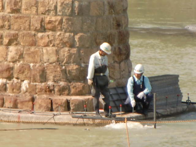 紀ノ川鉄橋の橋脚部分で仮復旧工事を開始