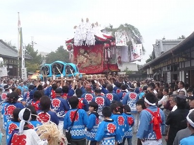 威勢よく練り歩く隅田八幡神社のお神輿