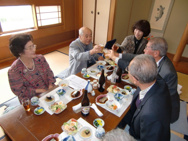 乾杯する（右）から谷口さん、小林さん、小嶋さん、林さん、それを見守る澤村さん