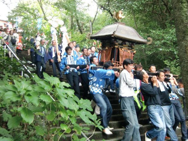 丹生官省符神社の参道石段を御旅所へ向う神輿渡御の行列