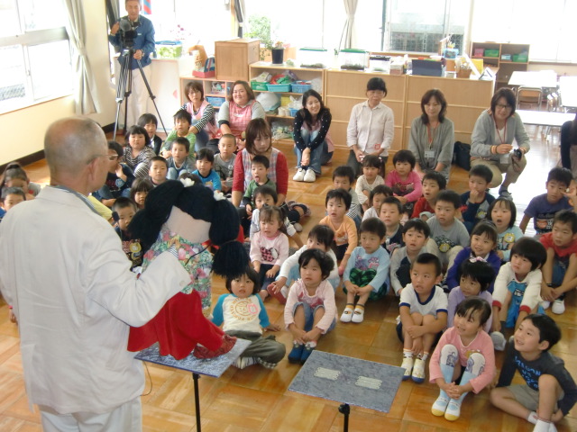 多田さんの腹話術に熱心に見入る橋本保育、幼稚園の子供たち