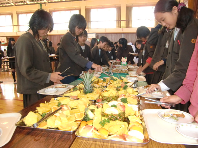 ミニバイキング料理で食事マナーなどを学ぶ橋本小学校の児童たち