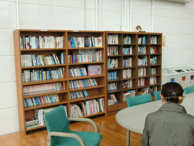 寄贈本２００冊を並べた橋本市民病院・読書コーナー（右は石井管理者）