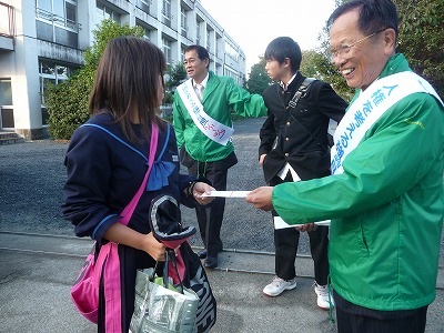 橋本中学校の校門前で生徒たちに人権尊重を訴える木下市長ら