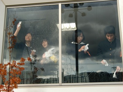 ゆかいな図書館で大掃除奉仕する橋本高校・古佐田丘中学校の生徒たち