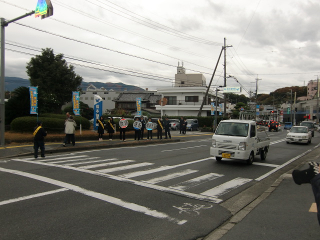橋本署前で〝円板作戦〟を展開する橋本中学校の生徒会役員たち