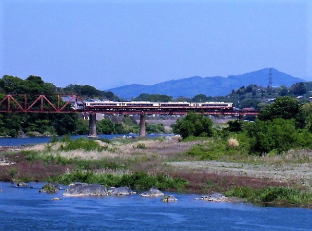 雲一つない青空♡橋本・紀の川鉄橋、電車ゆっくり往来〜飛行機雲は鮮明に